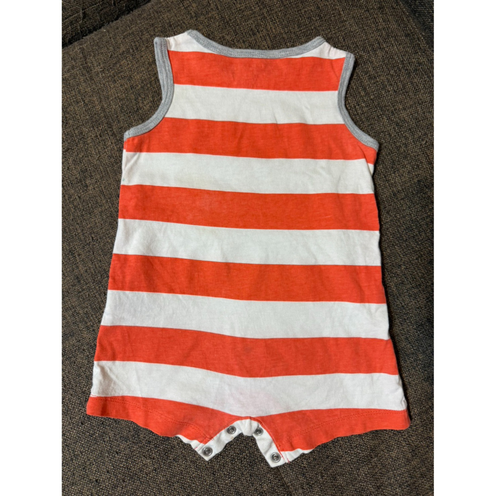 (二手微汙) Carter＇s 橘色條紋背心包屁衣 (9M) 男寶 女寶 中性-細節圖2