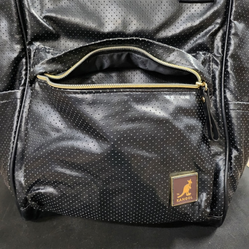 [福利品]現貨✅Kangol 黑色後背包 手提皮質洞洞格拉鏈手機暗袋英國袋鼠砍戈爾A4資料夾L夾女用男用電腦包上學上班-細節圖5