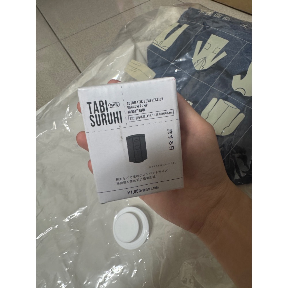 日本 3coins 行李壓縮神器 真空壓縮機 抽氣機 手掌大小輕巧 可充電-細節圖3