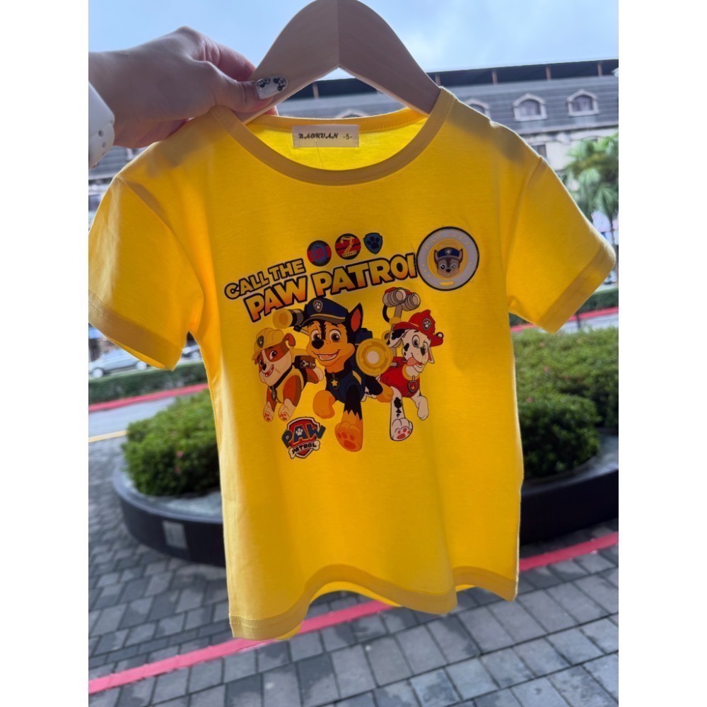 【奶油小熊童裝🧸】現貨｜台灣製 夏季短袖汪汪隊上衣 紅色 黃色 胸口徽章會發亮 尺碼5-17-規格圖3