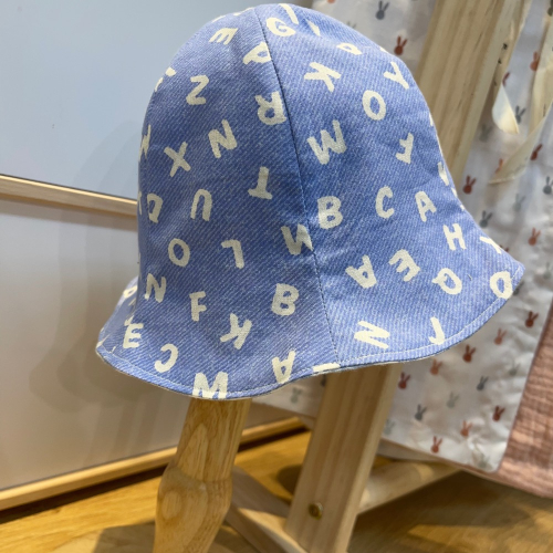 牛仔ABC 手工雙層寶寶漁夫帽 - 梨安Lianne baby 手作繡字圍兜嬰兒彌月禮盒 - iOPEN Mall