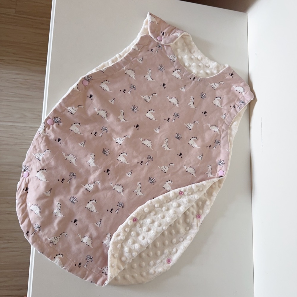 霧粉恐龍島-韓國純棉 安心布料 手工嬰幼兒防踢背心-細節圖2