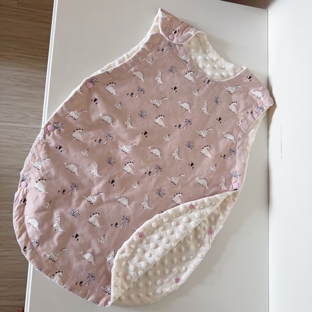 霧粉恐龍島-韓國純棉 安心布料 手工嬰幼兒防踢背心-細節圖4