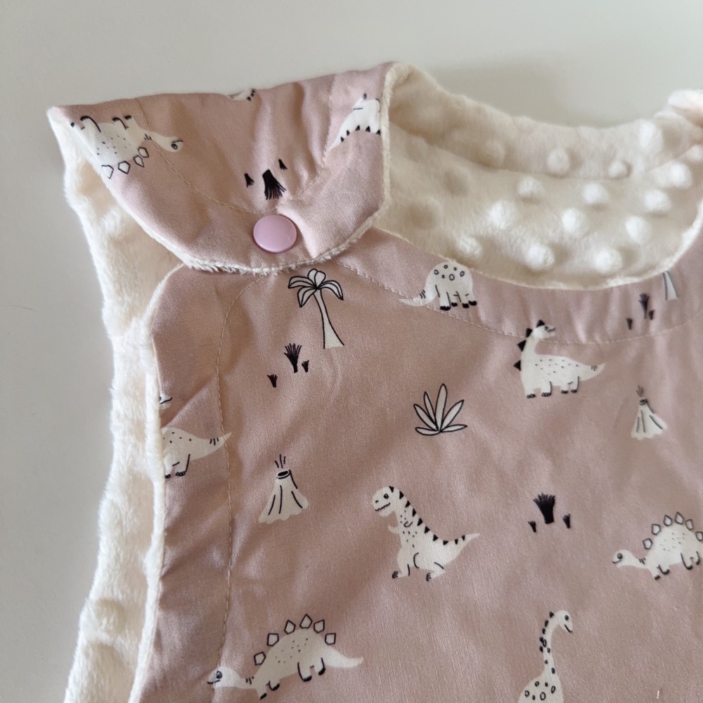 霧粉恐龍島-韓國純棉 安心布料 手工嬰幼兒防踢背心-細節圖5