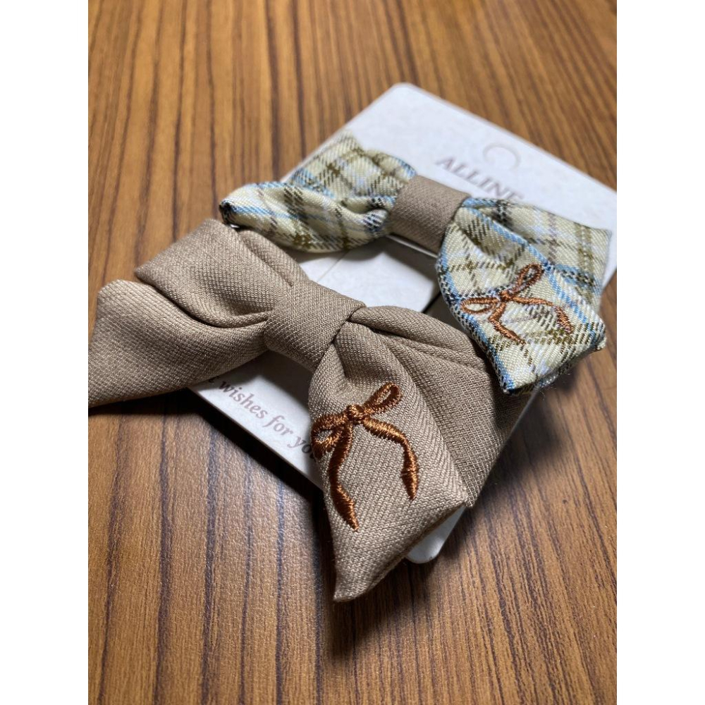 小鴨優品《 髮飾》ins風韓版 咖啡色蝴蝶結 格紋刺繡髮夾-細節圖2