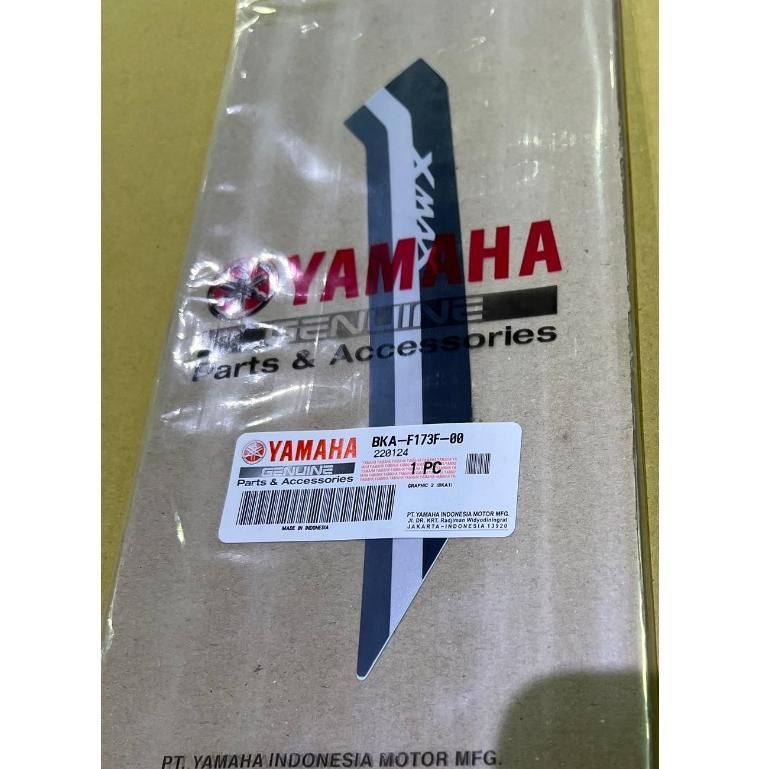 2023~2024 XMAX 淺灰 銀色 後側蓋 貼紙 圖案 左 BKA-F173E-00 右 BKA-F173F-00-細節圖2