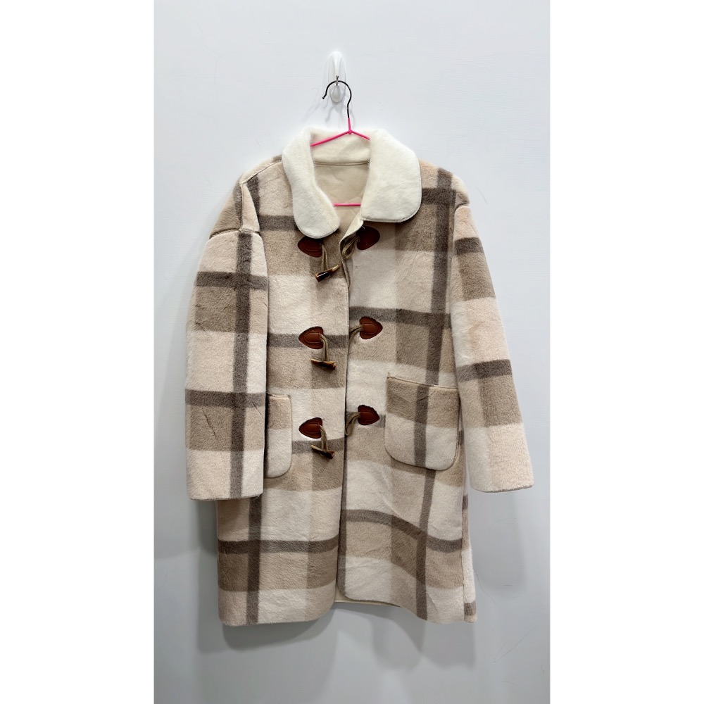 奶茶杏色超柔軟毛毛絨大衣外套 牛角釦大衣 超親膚高質感絨面翻領排扣格紋外套-細節圖5