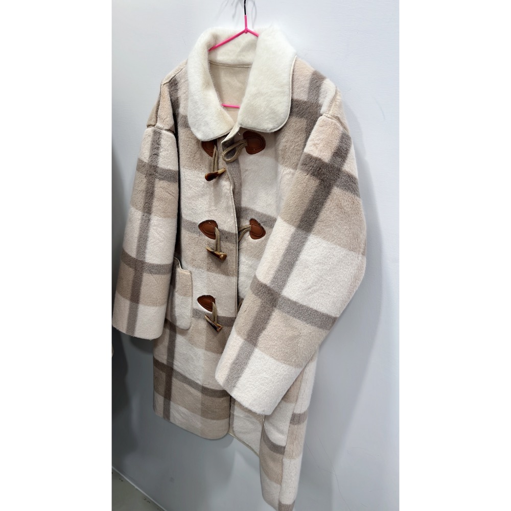 奶茶杏色超柔軟毛毛絨大衣外套 牛角釦大衣 超親膚高質感絨面翻領排扣格紋外套-細節圖6