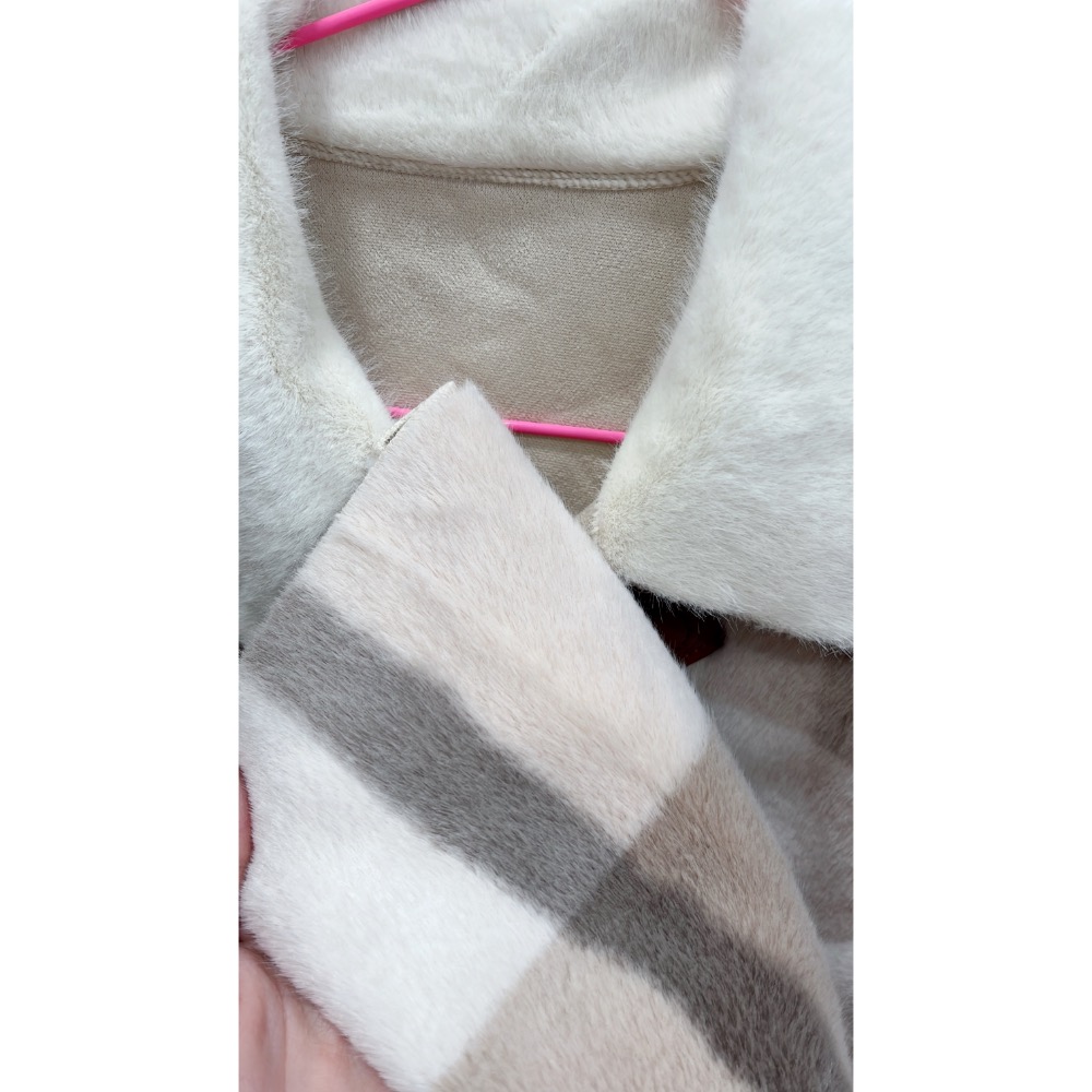 奶茶杏色超柔軟毛毛絨大衣外套 牛角釦大衣 超親膚高質感絨面翻領排扣格紋外套-細節圖7