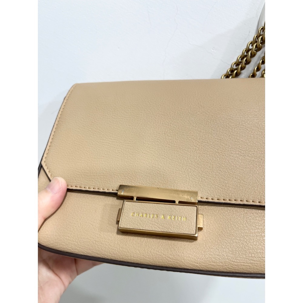 CHARLES & KEITH 小ck 奶茶色簡約鏈條斜背包  肩背包 奶茶色-細節圖2