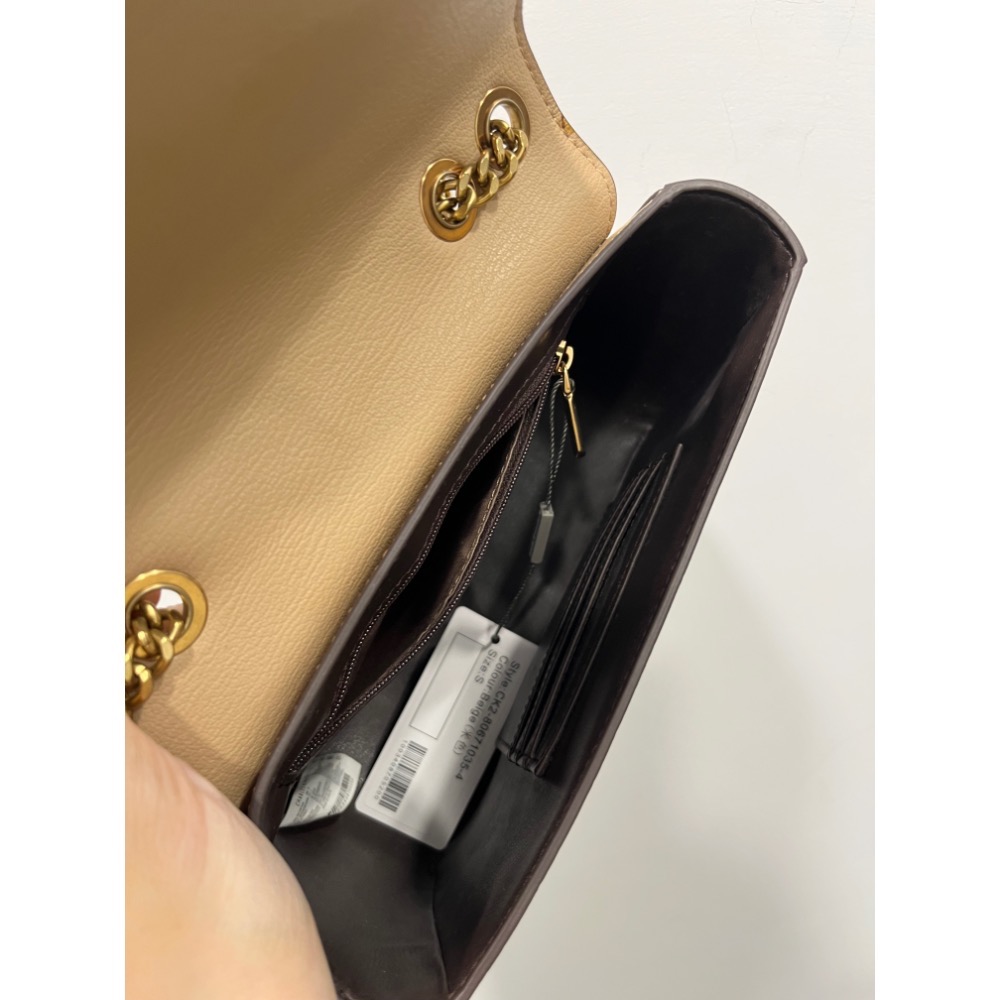 CHARLES & KEITH 小ck 奶茶色簡約鏈條斜背包  肩背包 奶茶色-細節圖3