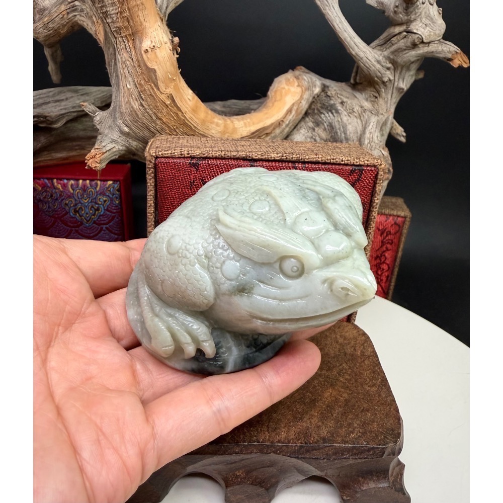 《寶瑠璃玉石水晶》保真天然和田玉且末料帶翠，手工立體雕刻「招財進寶」三足金蟾擺件、手把件(附檢驗證書)-細節圖2