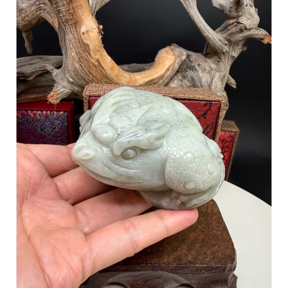 《寶瑠璃玉石水晶》保真天然和田玉且末料帶翠，手工立體雕刻「招財進寶」三足金蟾擺件、手把件(附檢驗證書)-細節圖3