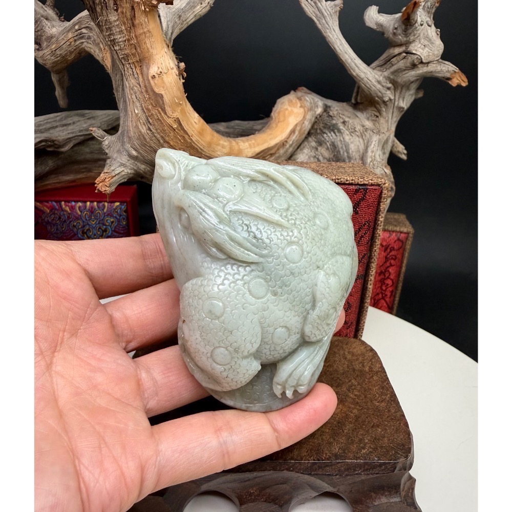 《寶瑠璃玉石水晶》保真天然和田玉且末料帶翠，手工立體雕刻「招財進寶」三足金蟾擺件、手把件(附檢驗證書)-細節圖4