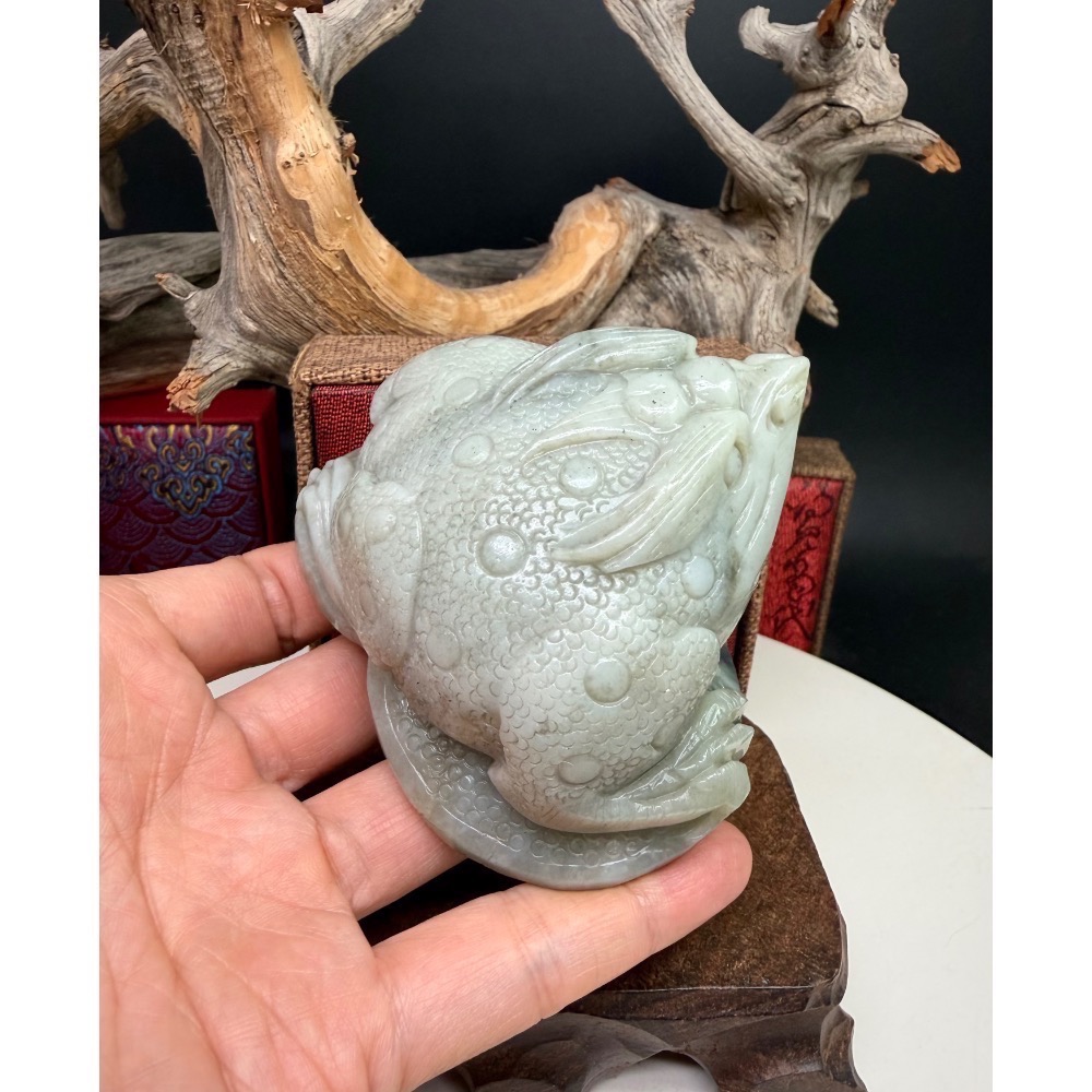 《寶瑠璃玉石水晶》保真天然和田玉且末料帶翠，手工立體雕刻「招財進寶」三足金蟾擺件、手把件(附檢驗證書)-細節圖5