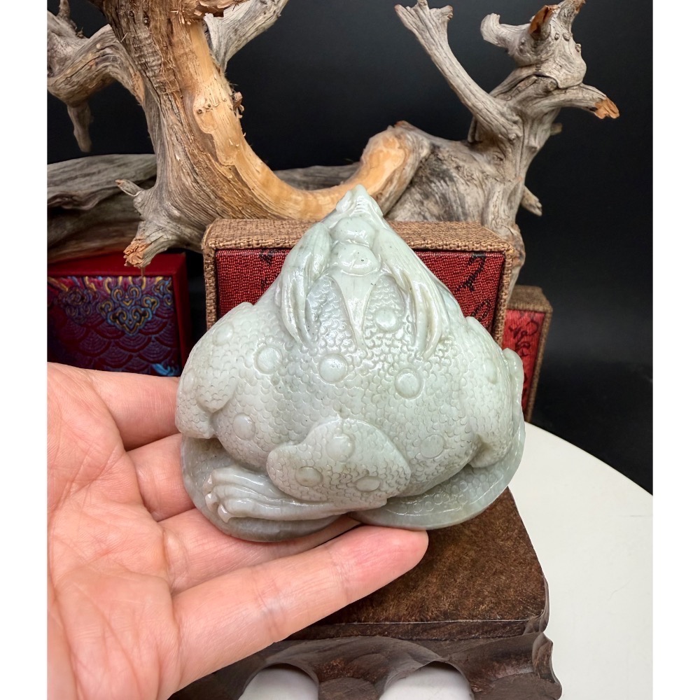 《寶瑠璃玉石水晶》保真天然和田玉且末料帶翠，手工立體雕刻「招財進寶」三足金蟾擺件、手把件(附檢驗證書)-細節圖6