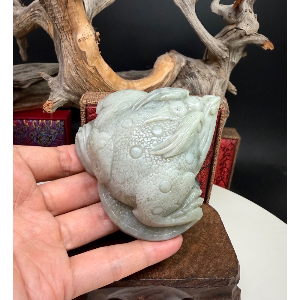 《寶瑠璃玉石水晶》保真天然和田玉且末料帶翠，手工立體雕刻「招財進寶」三足金蟾擺件、手把件(附檢驗證書)-細節圖7
