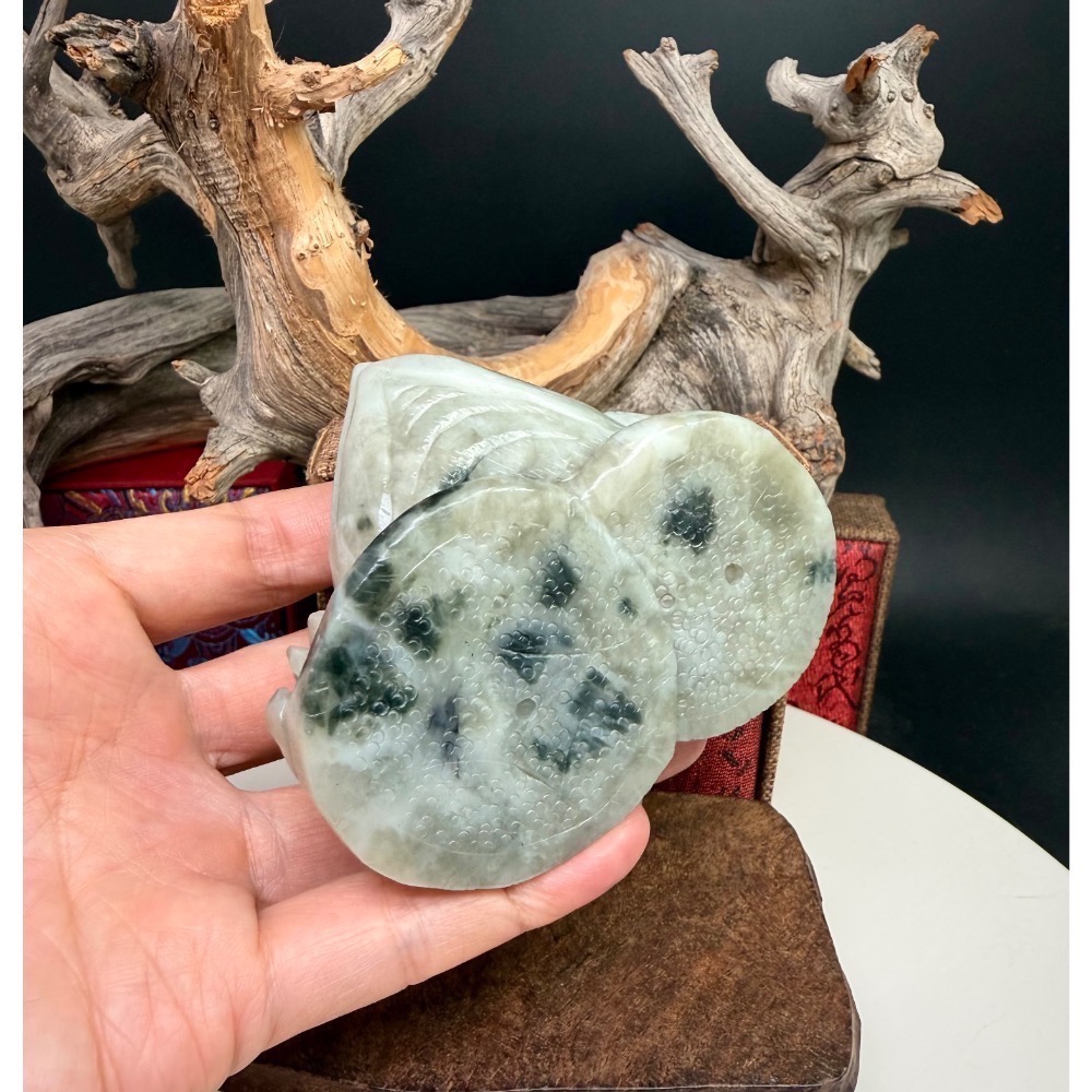 《寶瑠璃玉石水晶》保真天然和田玉且末料帶翠，手工立體雕刻「招財進寶」三足金蟾擺件、手把件(附檢驗證書)-細節圖8