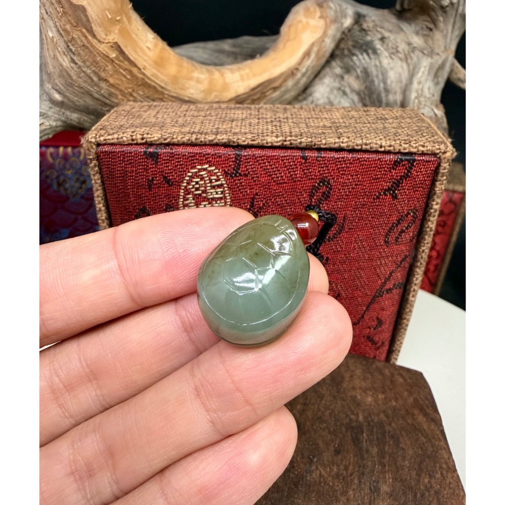 《寶瑠璃玉石水晶》保真天然和田玉且末藍糖，手工立體雕刻「富甲天下」龜甲掛飾、吊墜-細節圖2