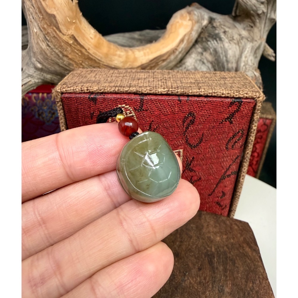 《寶瑠璃玉石水晶》保真天然和田玉且末藍糖，手工立體雕刻「富甲天下」龜甲掛飾、吊墜-細節圖3