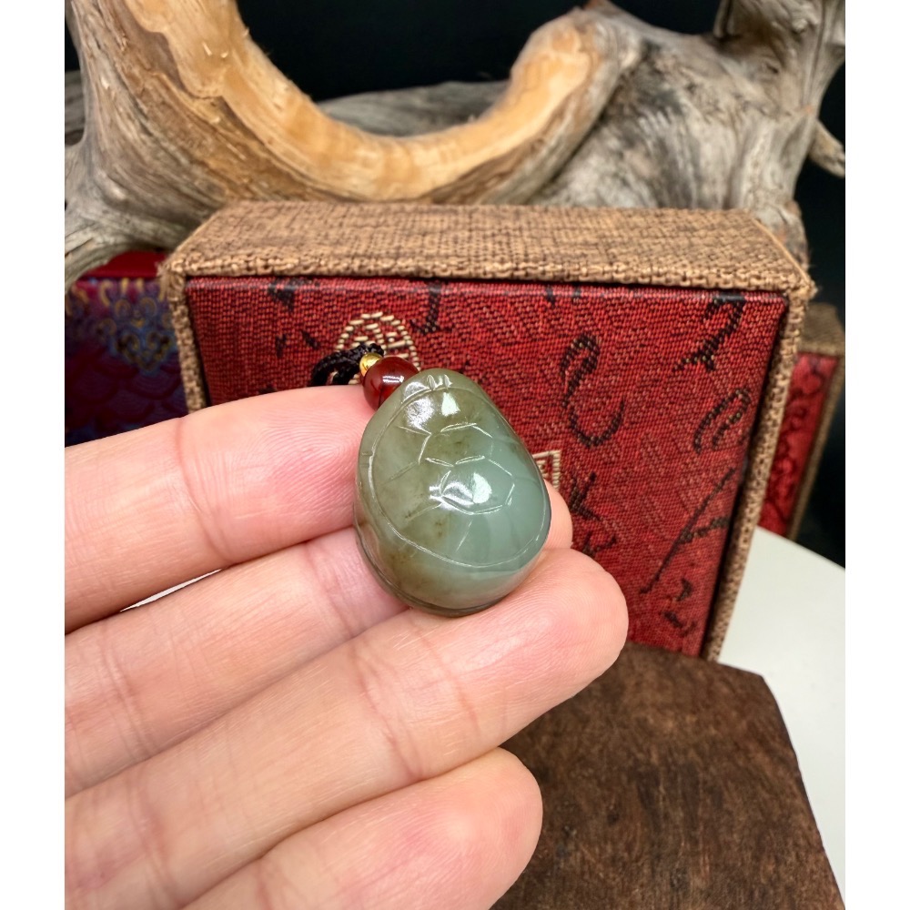 《寶瑠璃玉石水晶》保真天然和田玉且末藍糖，手工立體雕刻「富甲天下」龜甲掛飾、吊墜-細節圖4