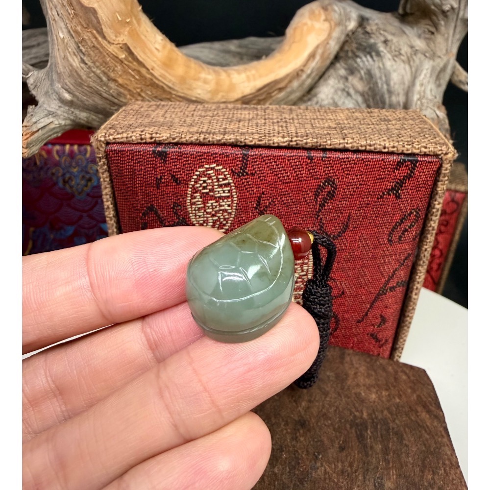 《寶瑠璃玉石水晶》保真天然和田玉且末藍糖，手工立體雕刻「富甲天下」龜甲掛飾、吊墜-細節圖5