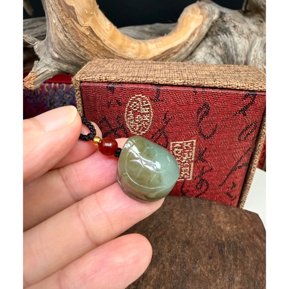 《寶瑠璃玉石水晶》保真天然和田玉且末藍糖，手工立體雕刻「富甲天下」龜甲掛飾、吊墜-細節圖6