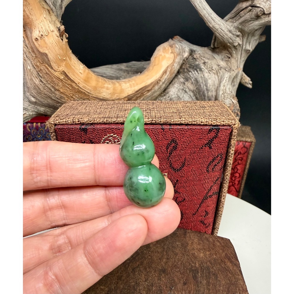 《寶瑠璃玉石水晶》保真天然和田玉烏蘭海碧玉，手工雕刻「福祿雙全」葫蘆吊墜、掛飾-細節圖2