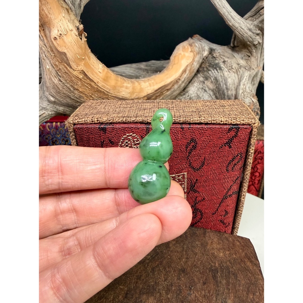 《寶瑠璃玉石水晶》保真天然和田玉烏蘭海碧玉，手工雕刻「福祿雙全」葫蘆吊墜、掛飾-細節圖3