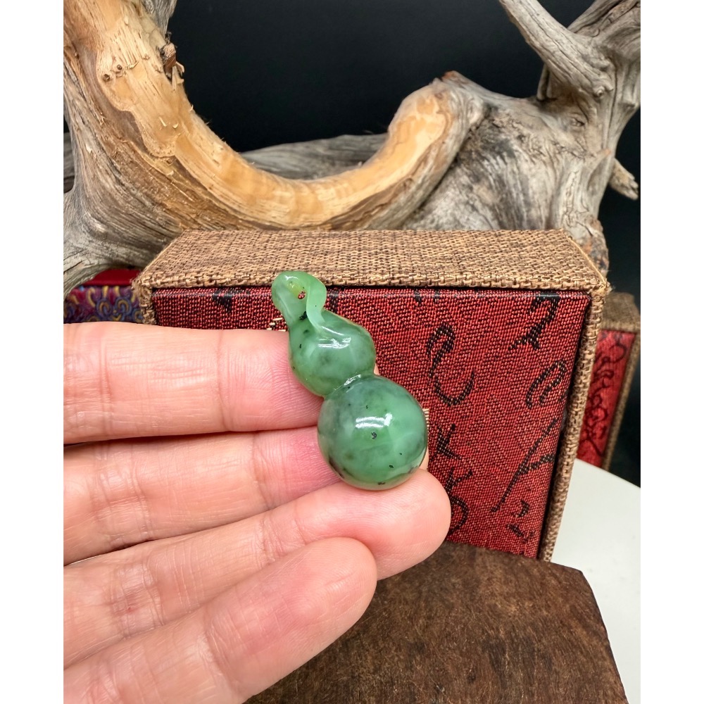 《寶瑠璃玉石水晶》保真天然和田玉烏蘭海碧玉，手工雕刻「福祿雙全」葫蘆吊墜、掛飾-細節圖5