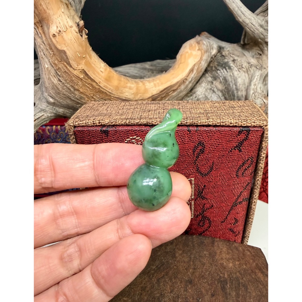 《寶瑠璃玉石水晶》保真天然和田玉烏蘭海碧玉，手工雕刻「福祿雙全」葫蘆吊墜、掛飾-細節圖6