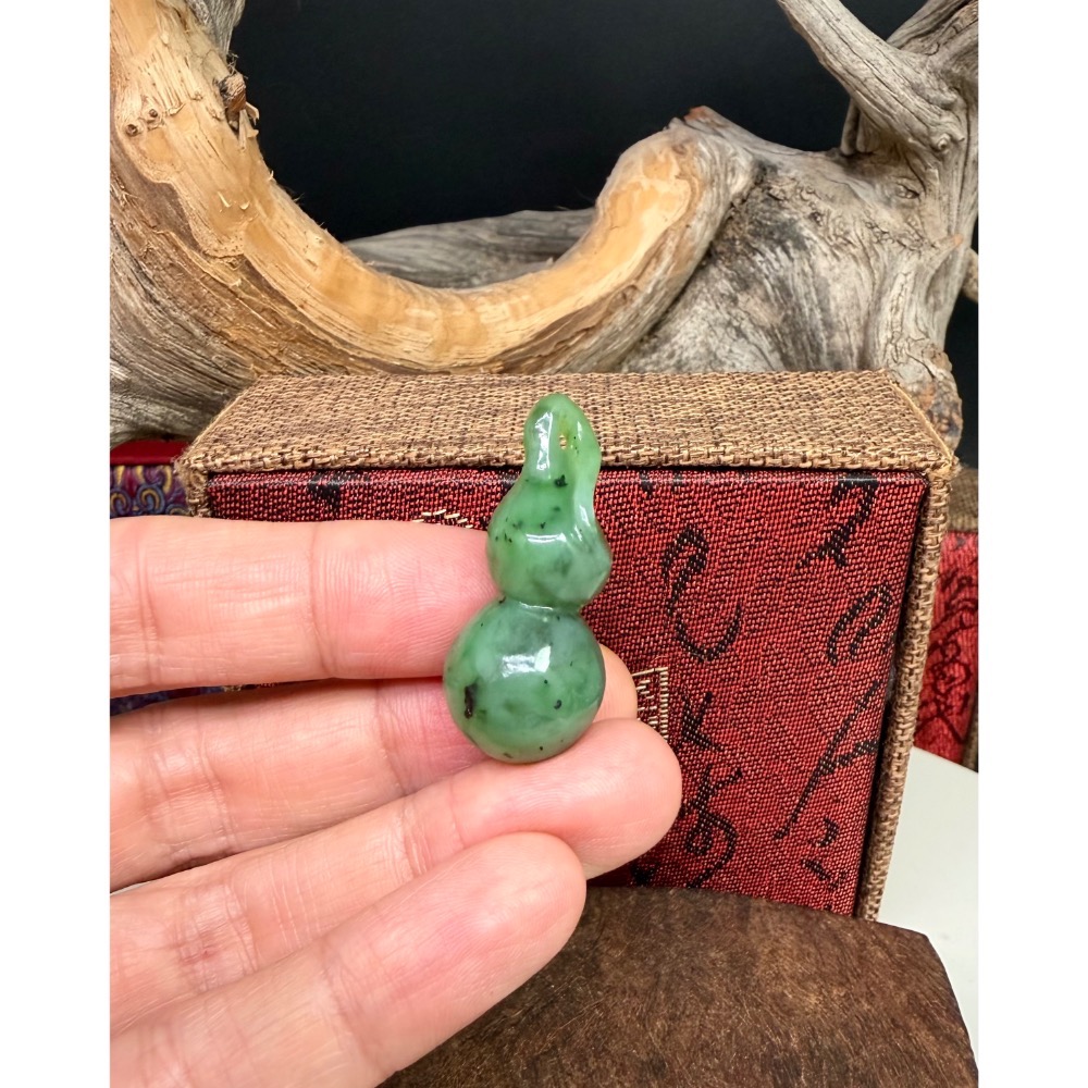 《寶瑠璃玉石水晶》保真天然和田玉烏蘭海碧玉，手工雕刻「福祿雙全」葫蘆吊墜、掛飾-細節圖7