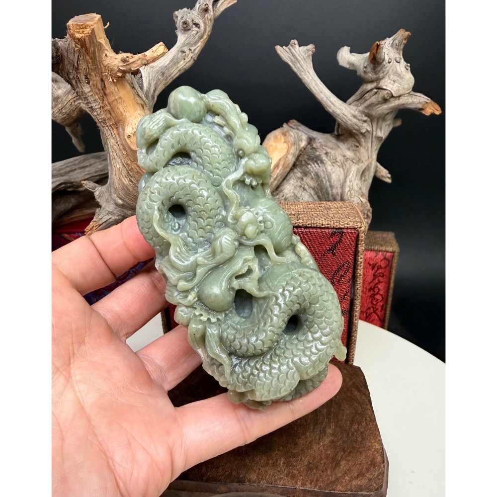 《寶瑠璃玉石水晶》保真天然和田玉青黃口料，手工雕刻「雙龍戲珠」擺件、手把件(附檢驗證書)-細節圖7