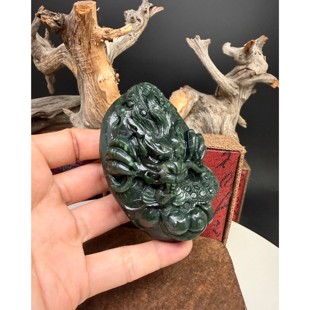 《寶瑠璃玉石水晶》保真天然和田玉碧玉，手工立體雕科「祥龍獻瑞」擺件、手把件(附檢驗證書)-細節圖2