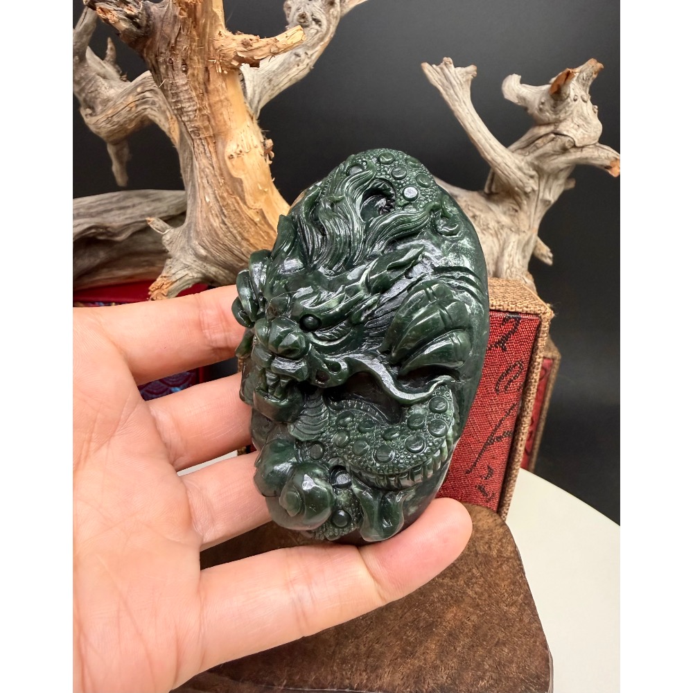 《寶瑠璃玉石水晶》保真天然和田玉碧玉，手工立體雕科「祥龍獻瑞」擺件、手把件(附檢驗證書)-細節圖3