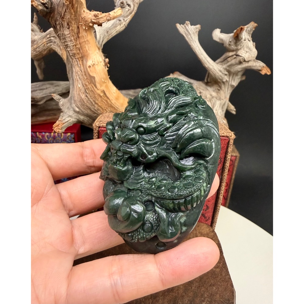 《寶瑠璃玉石水晶》保真天然和田玉碧玉，手工立體雕科「祥龍獻瑞」擺件、手把件(附檢驗證書)-細節圖4