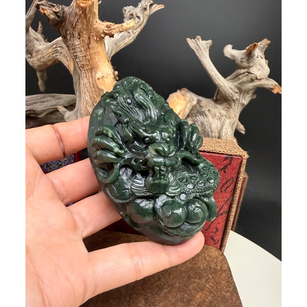 《寶瑠璃玉石水晶》保真天然和田玉碧玉，手工立體雕科「祥龍獻瑞」擺件、手把件(附檢驗證書)-細節圖5