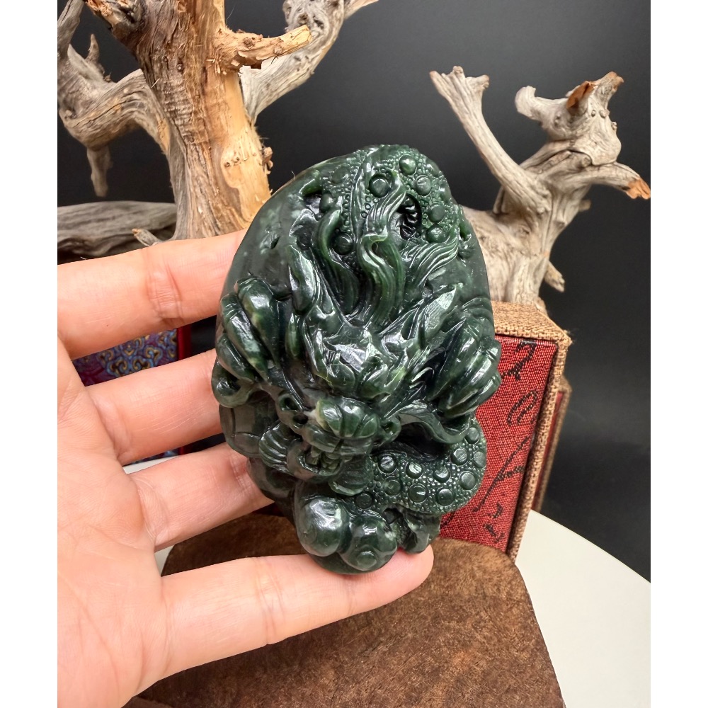 《寶瑠璃玉石水晶》保真天然和田玉碧玉，手工立體雕科「祥龍獻瑞」擺件、手把件(附檢驗證書)-細節圖6