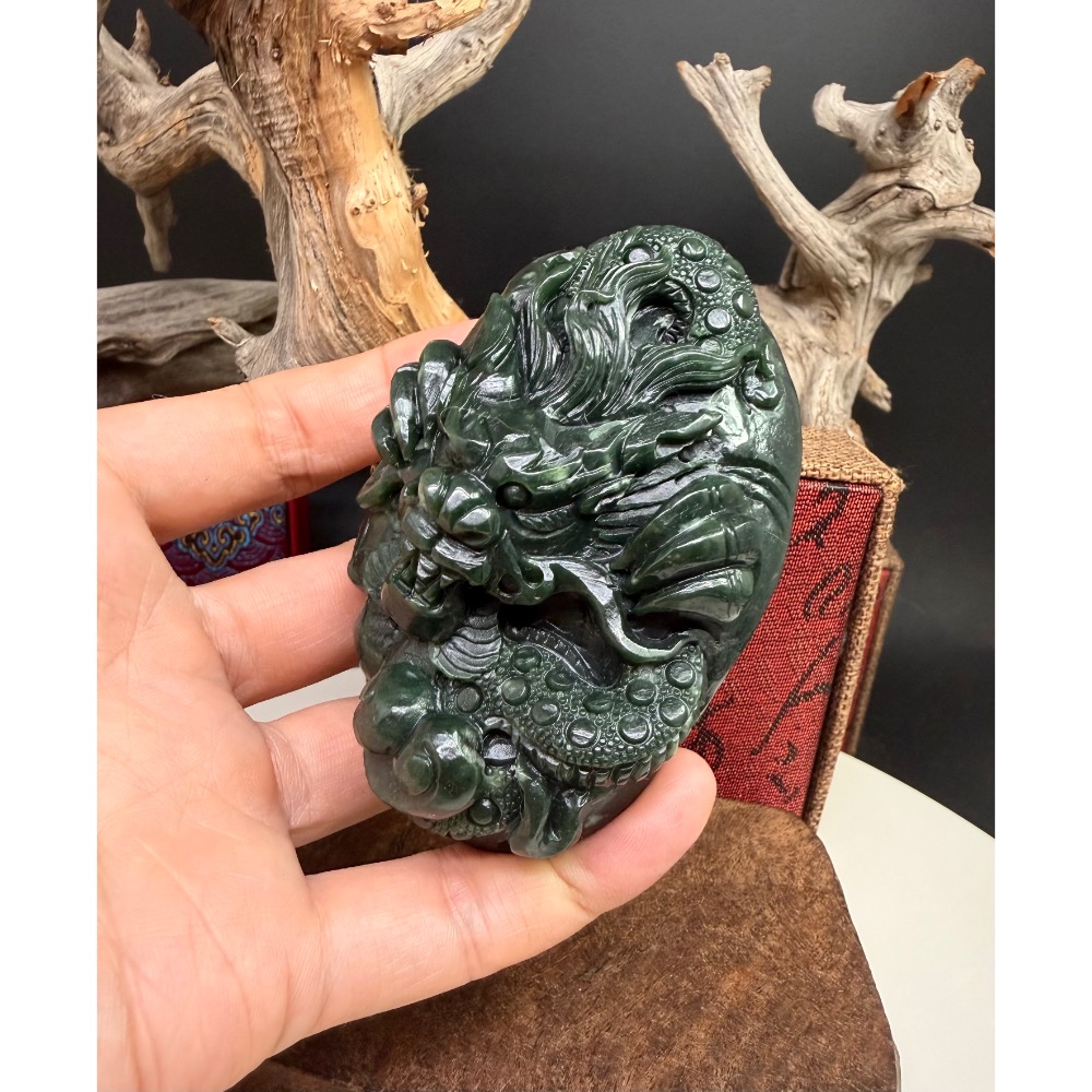 《寶瑠璃玉石水晶》保真天然和田玉碧玉，手工立體雕科「祥龍獻瑞」擺件、手把件(附檢驗證書)-細節圖7