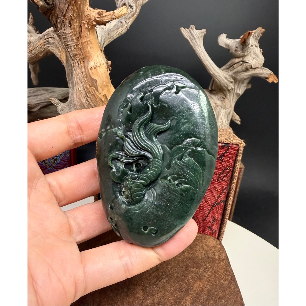 《寶瑠璃玉石水晶》保真天然和田玉碧玉，手工立體雕科「祥龍獻瑞」擺件、手把件(附檢驗證書)-細節圖8