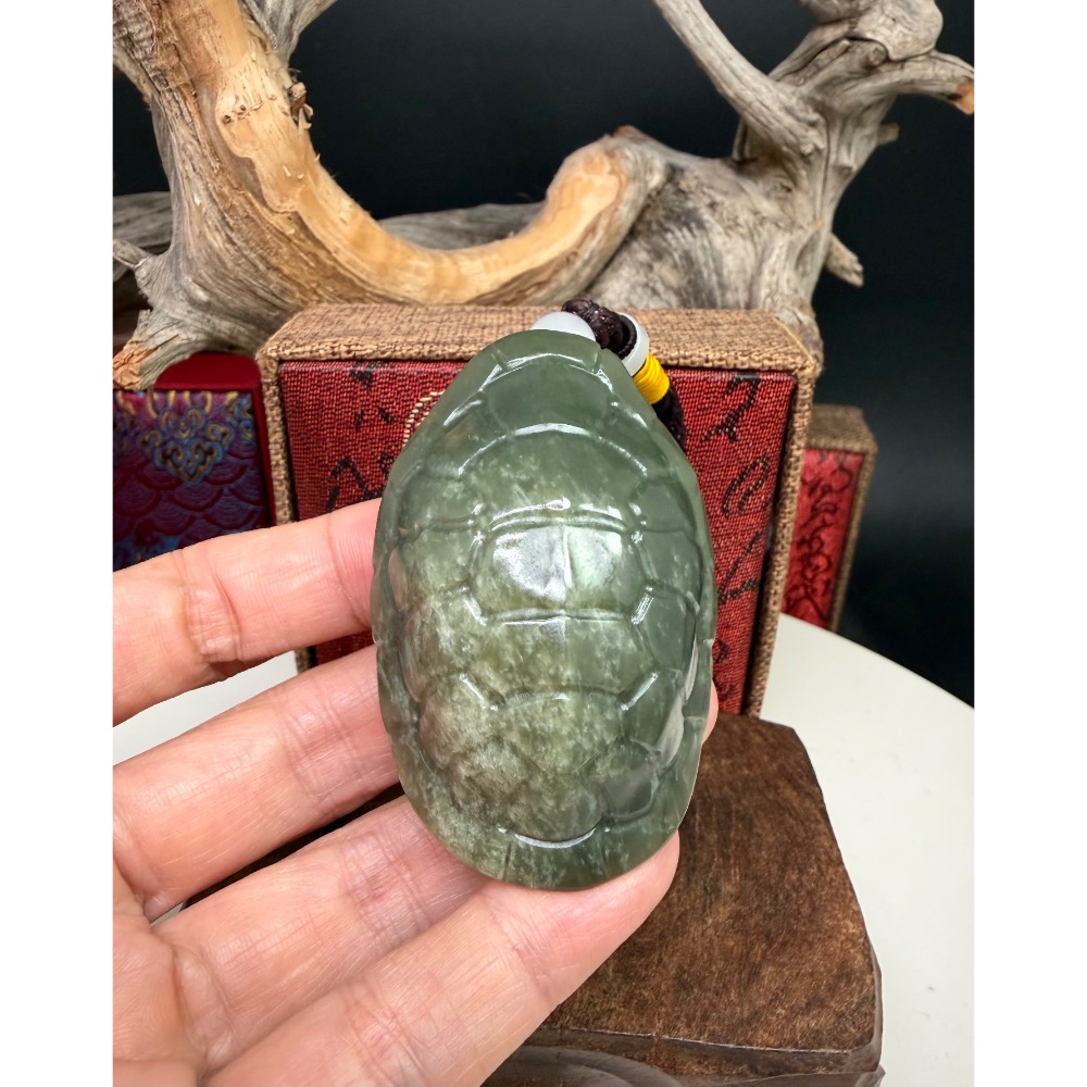《寶瑠璃玉石水晶》保真天然和田玉翠青料，手工雕刻「富甲天下」立體龜甲掛飾、手把件-細節圖2