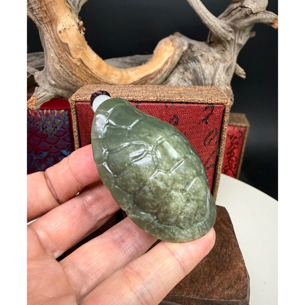 《寶瑠璃玉石水晶》保真天然和田玉翠青料，手工雕刻「富甲天下」立體龜甲掛飾、手把件-細節圖3