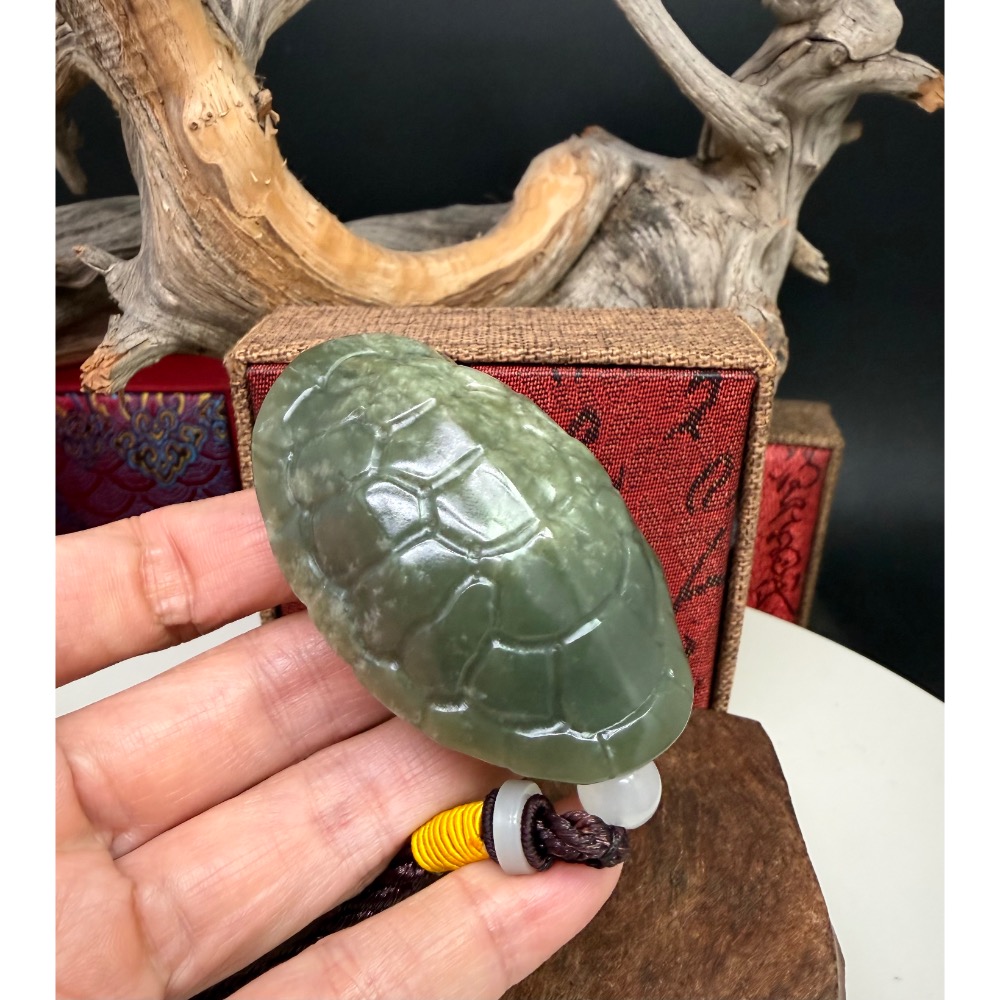 《寶瑠璃玉石水晶》保真天然和田玉翠青料，手工雕刻「富甲天下」立體龜甲掛飾、手把件-細節圖4