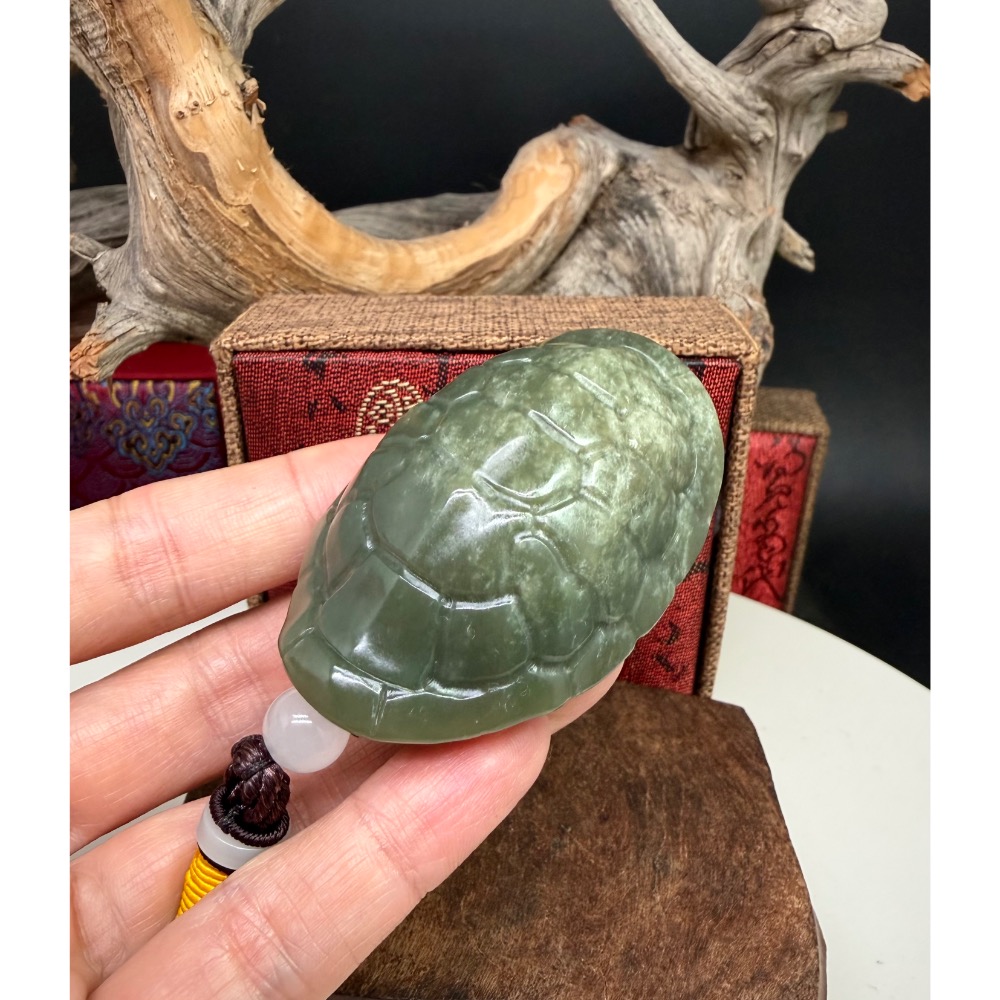 《寶瑠璃玉石水晶》保真天然和田玉翠青料，手工雕刻「富甲天下」立體龜甲掛飾、手把件-細節圖5