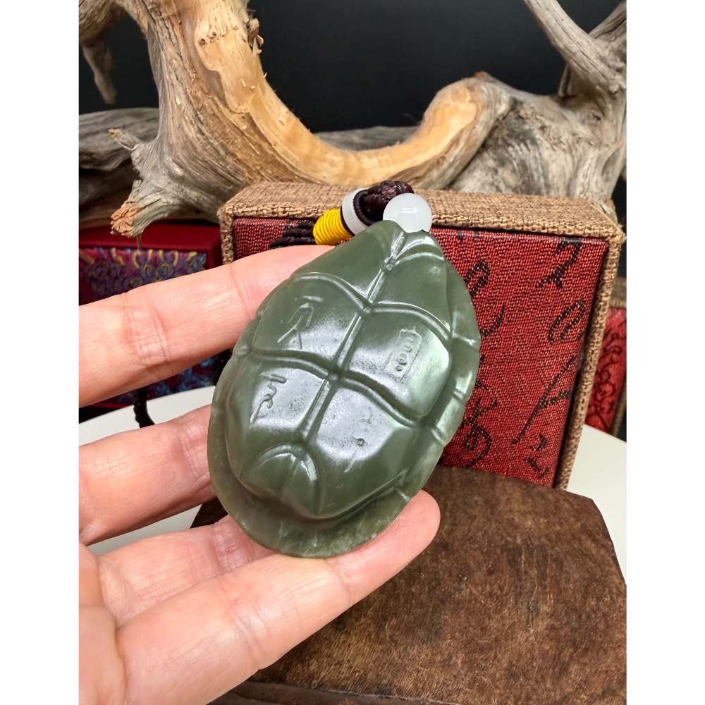 《寶瑠璃玉石水晶》保真天然和田玉翠青料，手工雕刻「富甲天下」立體龜甲掛飾、手把件-細節圖7