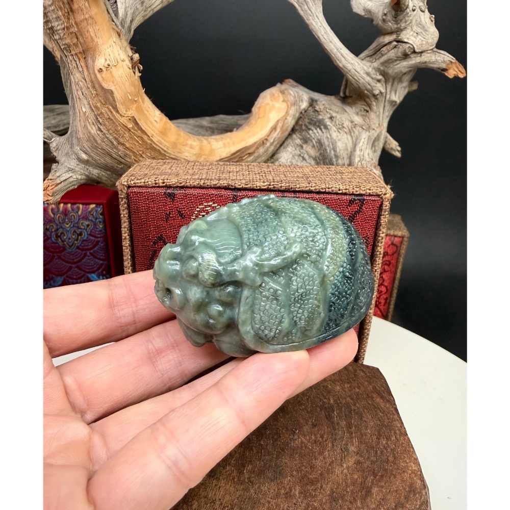 《寶瑠璃玉石水晶》保真天然和田玉三色青花料，手工立體雕刻「榮華富貴」吉祥龍龜擺件、手把件(附檢驗證書)-細節圖2