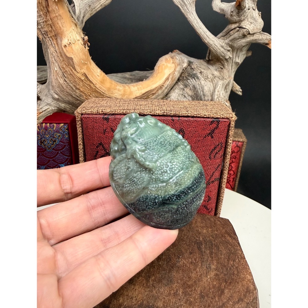 《寶瑠璃玉石水晶》保真天然和田玉三色青花料，手工立體雕刻「榮華富貴」吉祥龍龜擺件、手把件(附檢驗證書)-細節圖3