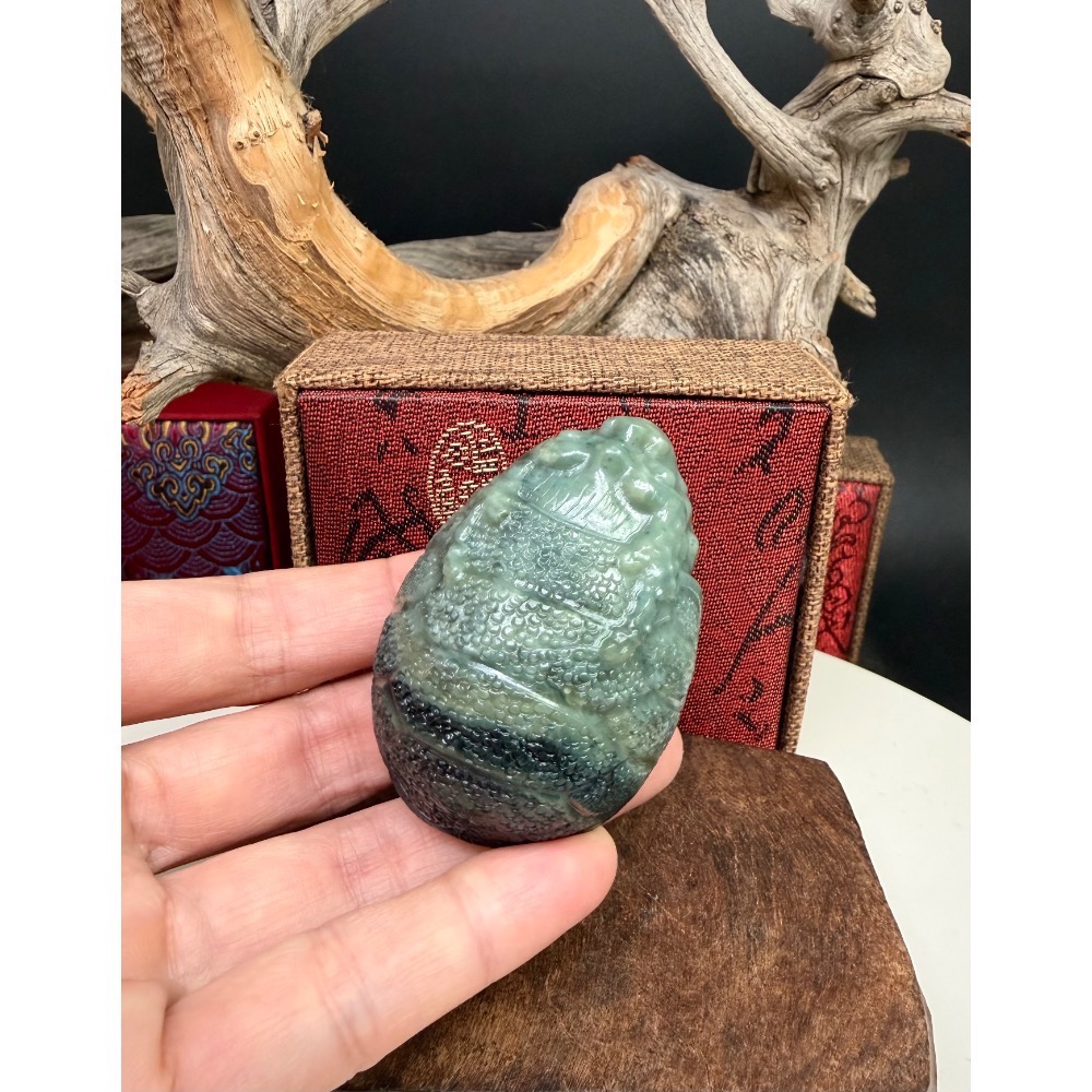 《寶瑠璃玉石水晶》保真天然和田玉三色青花料，手工立體雕刻「榮華富貴」吉祥龍龜擺件、手把件(附檢驗證書)-細節圖4