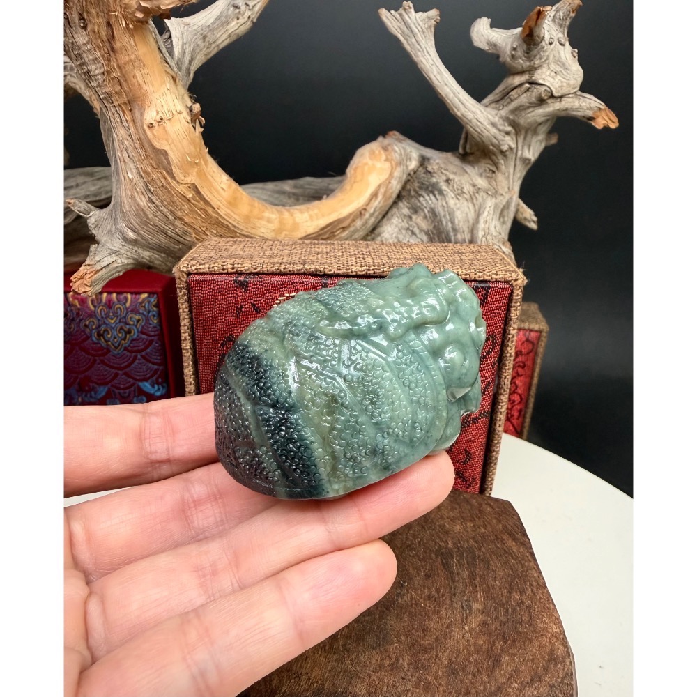 《寶瑠璃玉石水晶》保真天然和田玉三色青花料，手工立體雕刻「榮華富貴」吉祥龍龜擺件、手把件(附檢驗證書)-細節圖5