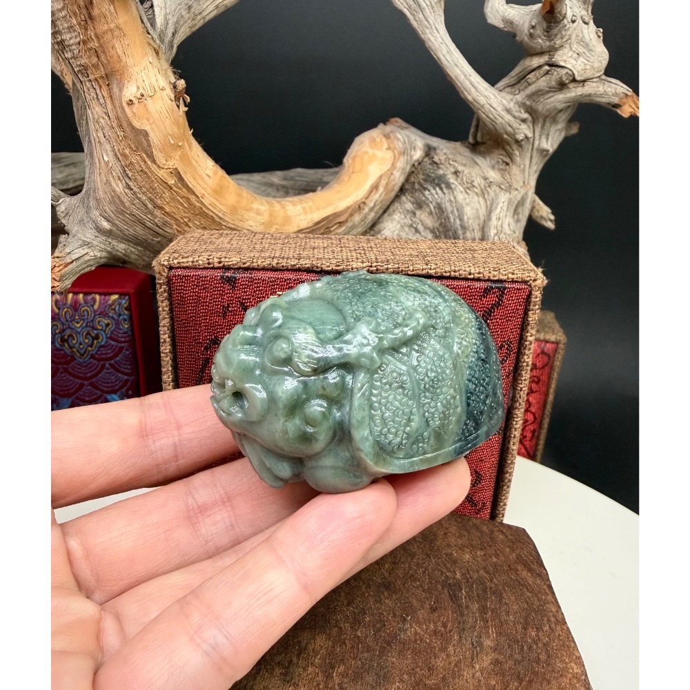 《寶瑠璃玉石水晶》保真天然和田玉三色青花料，手工立體雕刻「榮華富貴」吉祥龍龜擺件、手把件(附檢驗證書)-細節圖6